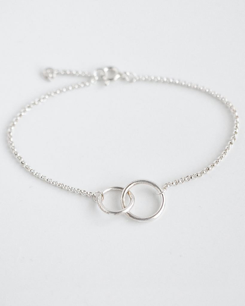 Interlocking Circle Bracelet in Silver