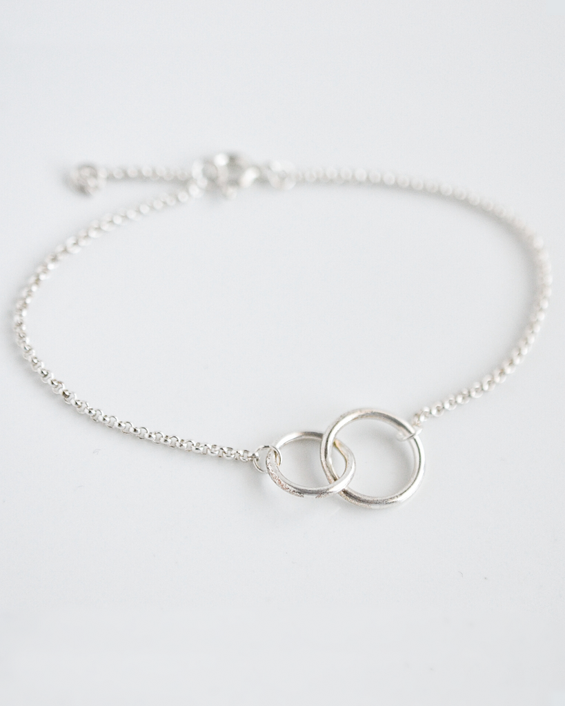 Interlocking Circle Bracelet in Silver