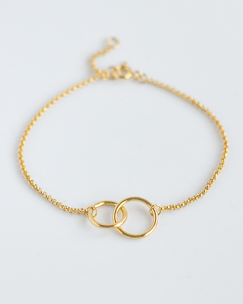 Interlocking Circle Bracelet in Gold