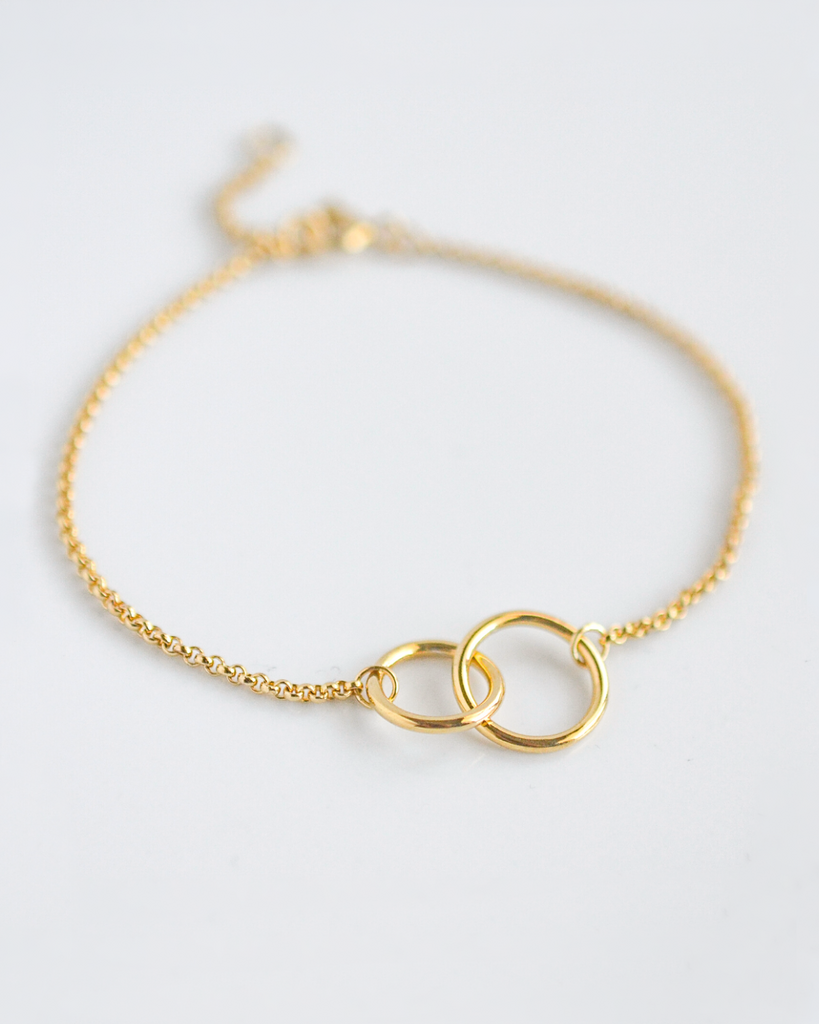 Interlocking Circle Bracelet in Gold